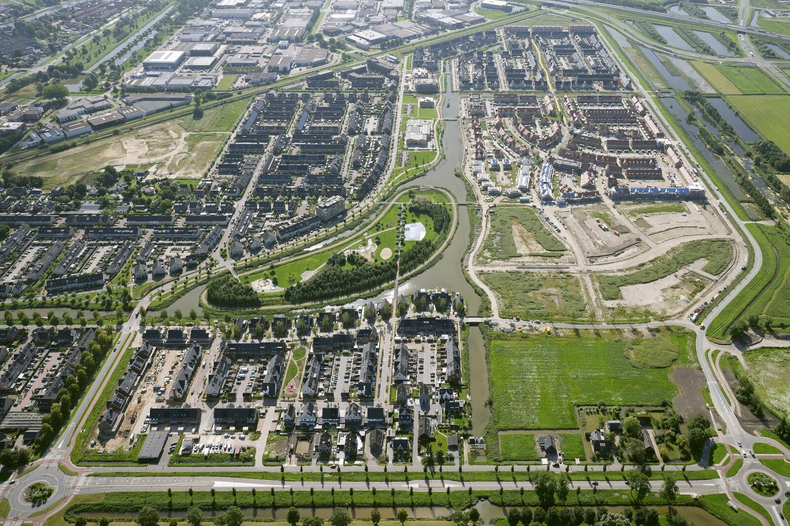 Op de voorgrond de Beijerincklaan en het buurtje Parkzicht. Rechtsonder komen de buurtjes Parkhoeve (links) en Park Vredenburgh (rechts van de rotonde)
