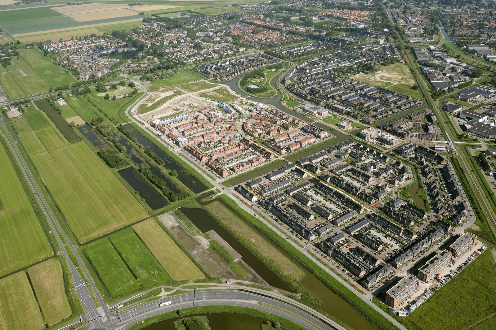 Rechtsonder Parkrand waar de middenhuurwoningen bijna klaar zijn. 