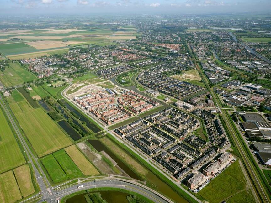 Luchtfoto met links van de wijk Triangel de Vredenburghzone