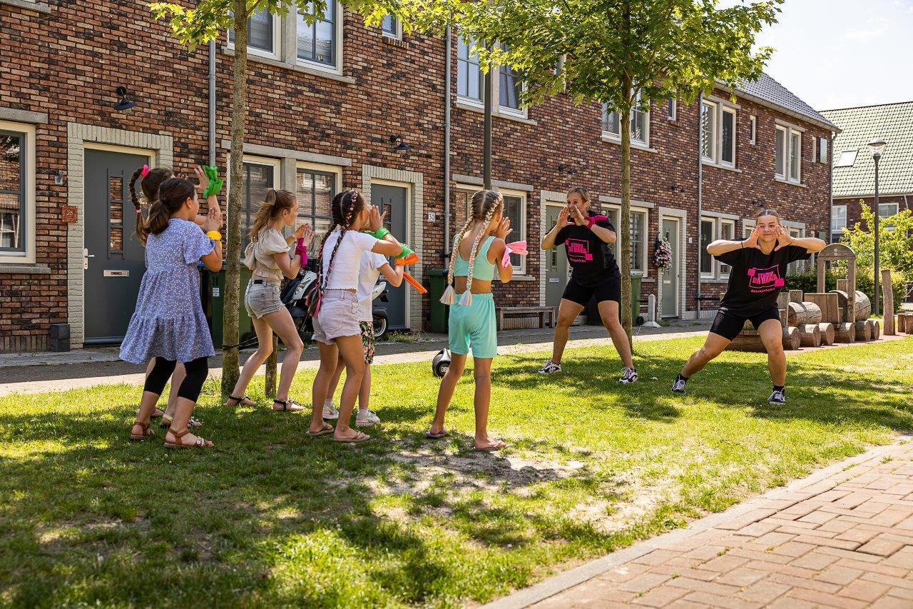 Dansend de zomer in - het oefenen in de buurtjes