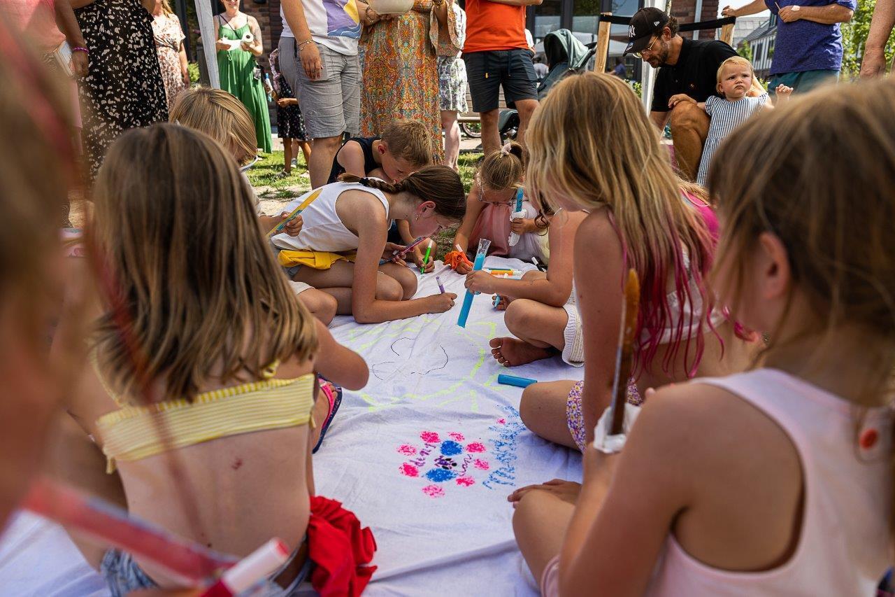 Dansend de zomer in - het maken van de spandoeken in de buurtjes