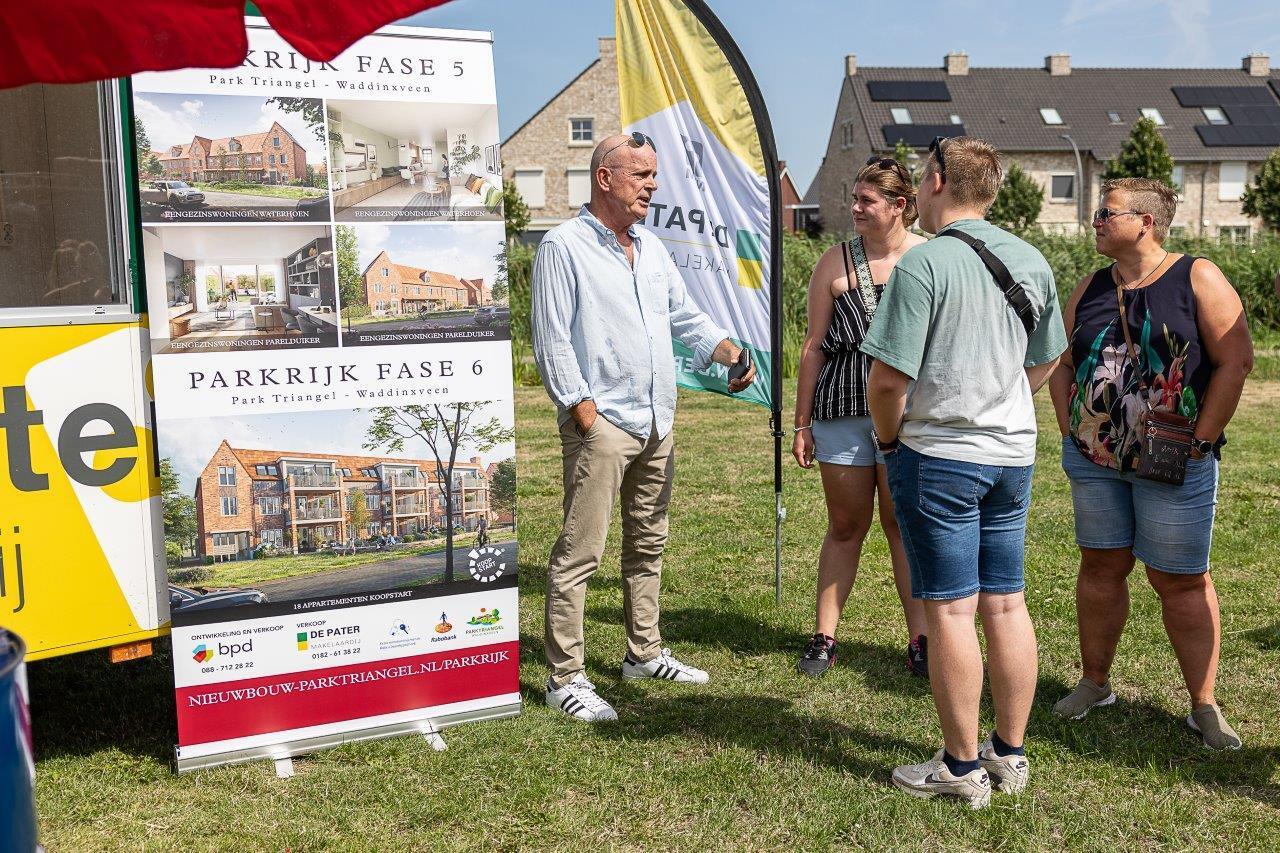 Dansend de zomer in - de makelaar