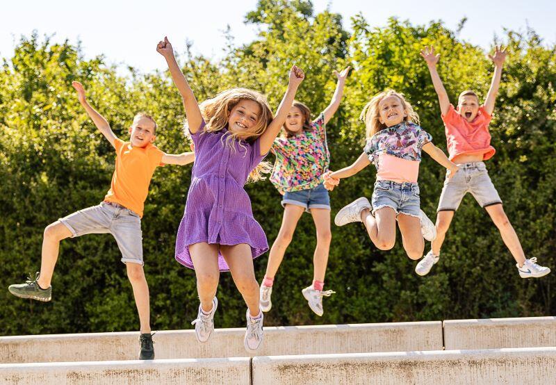 Dansende kids van Studio Da Danza in het park - fotograaf Martijn Bravenboer